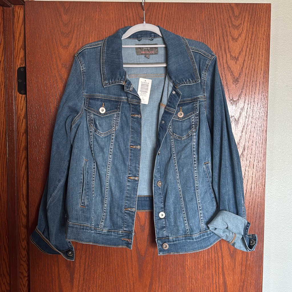 Nwt Torrid Denim Fitted Trucker North Western Jacket
